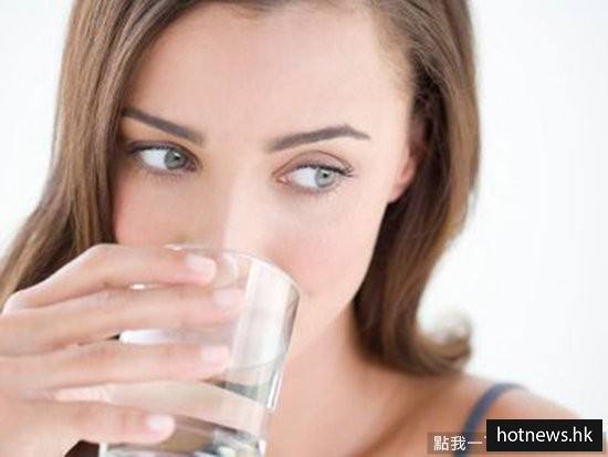 《多喝水的9大好处》每天喝足够的水,皮肤就会水嫩嫩!
