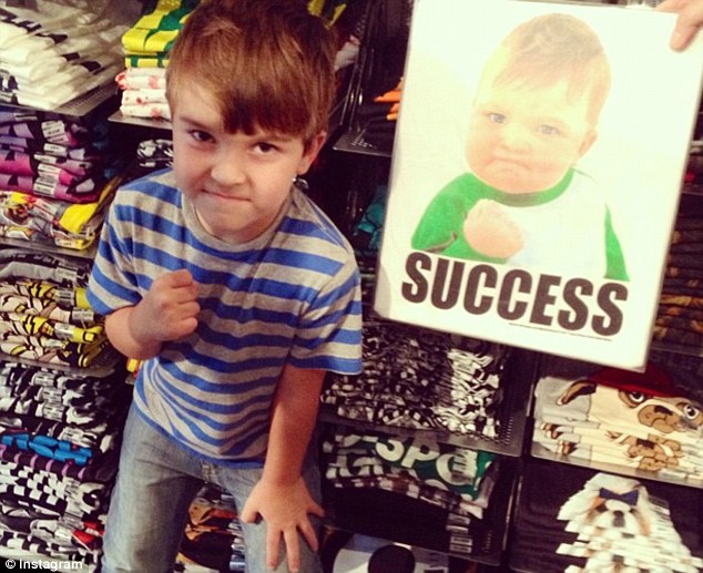 这个在网路爆红的「励志宝宝」现在已经8岁了,而他现在正在用他的名气