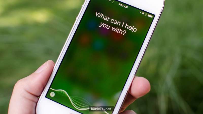 苹果语音小助理「siri」真人现身萤幕前和大家见面,她一开口说话大家