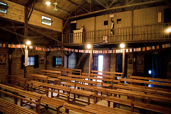 必访景点就是有50年历史的万国戏院,这间戏院历经过台湾电影业的兴荣