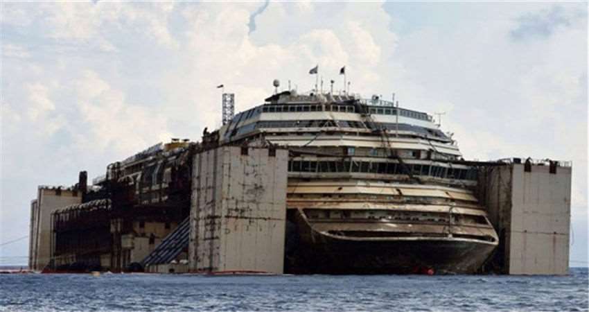 曾经是意气风发的豪华邮轮,如今打捞起来后…内部残破不堪的模样比
