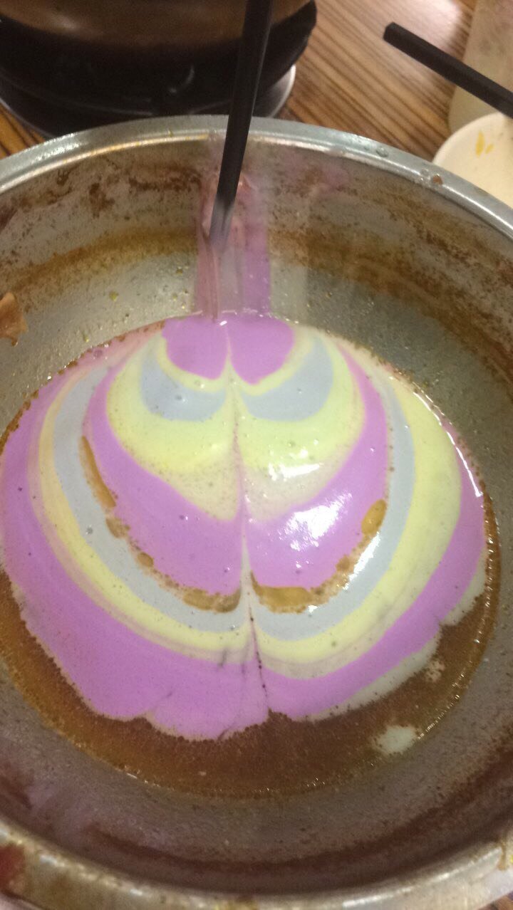 他拿吃剩冰淇淋在火锅里拉花!结帐后一回头发现店员也在拍:是艺术