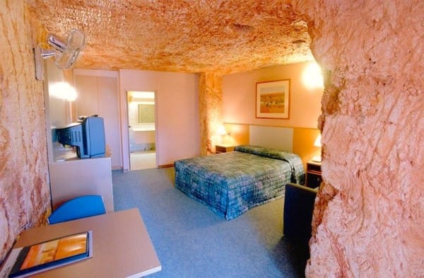 从地面看这里只是一个黑洞,地底下却有一整个村镇.