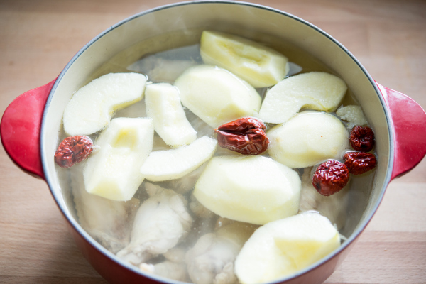 苹果250克 (1粒) 3. 红枣4粒 4. 姜葱各适量 5.