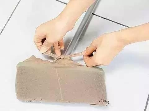 乾净的丝袜绑在扫把上就能解决!