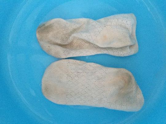 白袜子脏了最难清洗,只要清洗时加入它,袜子比新买的还乾净!