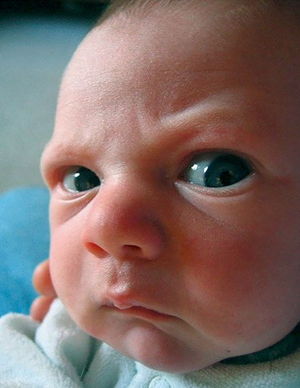20張看了後會讓你嘴角向上的超可愛「寶寶瞬間照」，#2 寶寶為什麼要擺出一副壞人的表情！