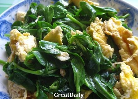 养心菜,也称救心菜.属蔷薇目,景天科.