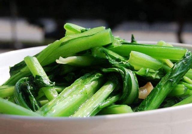 炒青菜記住8個技巧，菜葉子翠綠香嫩不出水，比酒店大廚炒得還好