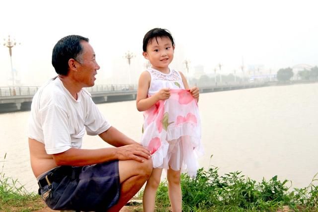 孫子從小就給爺爺帶,面對爺爺即將死去卻無動於衷,他第一次在病床前說了一句話後,爺爺含淚而終...