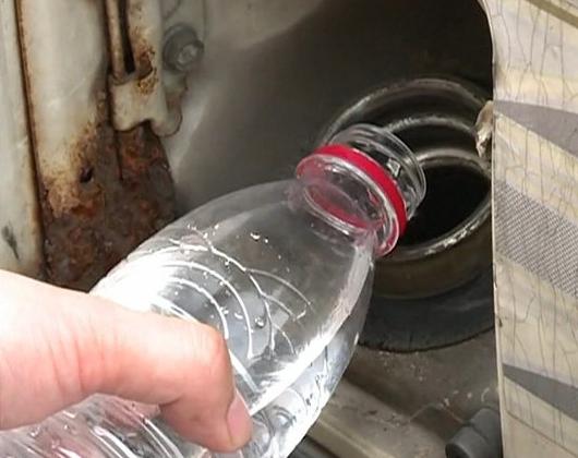 給汽車油箱裡加水，車真的還能開嗎？不信，你看！~