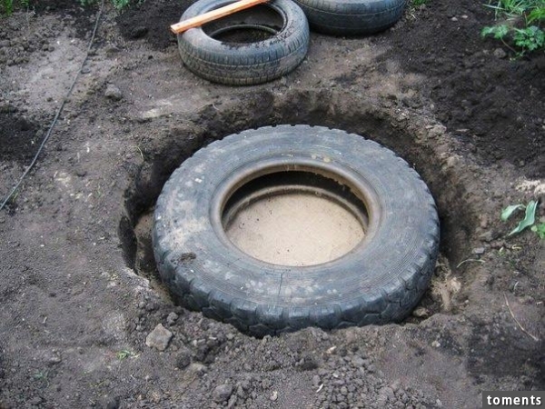 她在院子裡挖洞放了幾個舊輪胎，最後超酷的專業成果會讓你超愛！