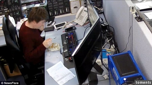 This IT worker gets a real shock when his glass lunch container explodes 