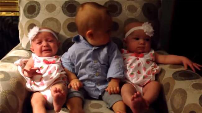 【影音】「左看看、右看看，怎麼都是你！」小男孩第一次看到雙胞胎的反應...笑到嘴角都撕裂傷了！