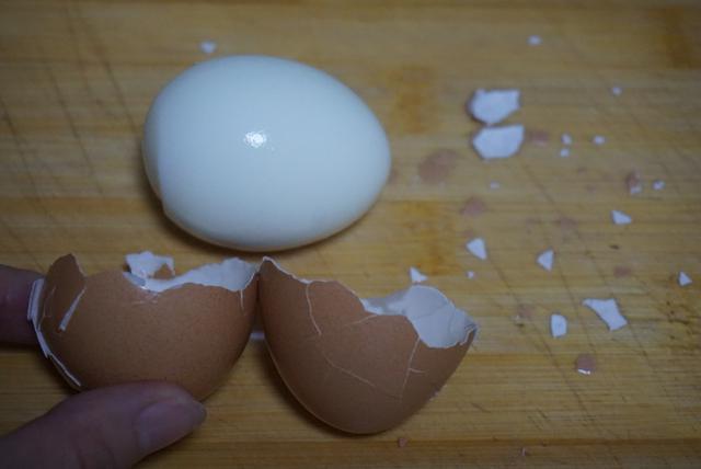 如何剝出一顆光滑蛋？多個小竅門告訴你，附帶絕殺好吃滷蛋做法
