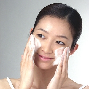 正確的洗臉方式③ 從臉頰開始將泡泡擴展到全臉！
