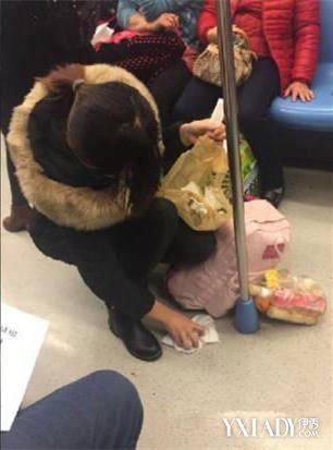 孩子在地鐵留下污物，兩位媽媽的做法卻有天壤之別，言傳不如身教