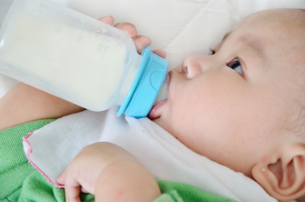 嬰兒「水中毒」嚴重會致命！小兒科醫師：「一歲前可以不喝白開水」10大原因