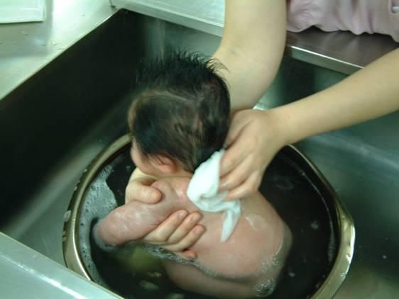 史上最詳細的給寶寶洗澡教程，不看你就等著後悔死