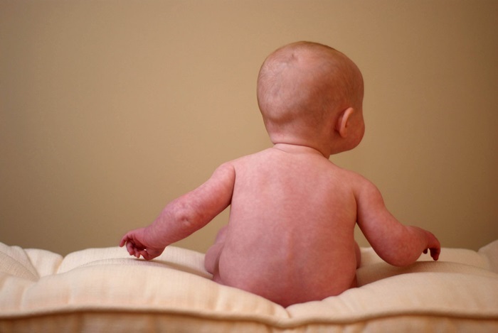 0-1歲寶寶想要學好坐、爬、站、走，「脊椎發育」好不好是大關鍵！