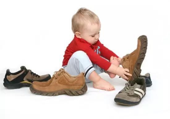 寶寶選鞋不正確，會造成寶寶小腳永久變形