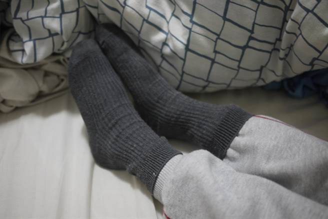 冬天睡覺如果這樣穿襪子 不但不保暖還更慘