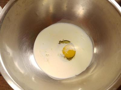 製作蛋奶醬
50ml牛奶+50ml鮮奶油+1顆蛋+黑胡椒+鹽