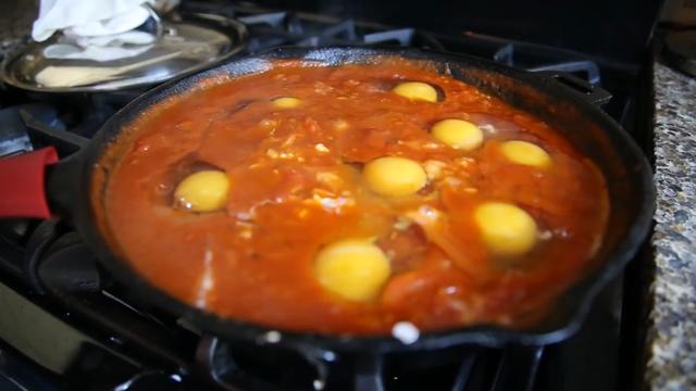 外國人是這樣煮「蕃茄炒蛋」的！！看到成品口水都要留下來了！！