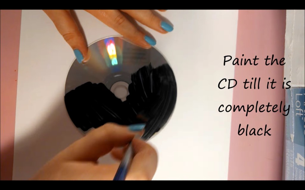 她在家中找到了一些沒有用的CD然後塗黑，當她拿出螺絲起子時我才驚覺之前花錢買裝飾品都太浪費錢了！