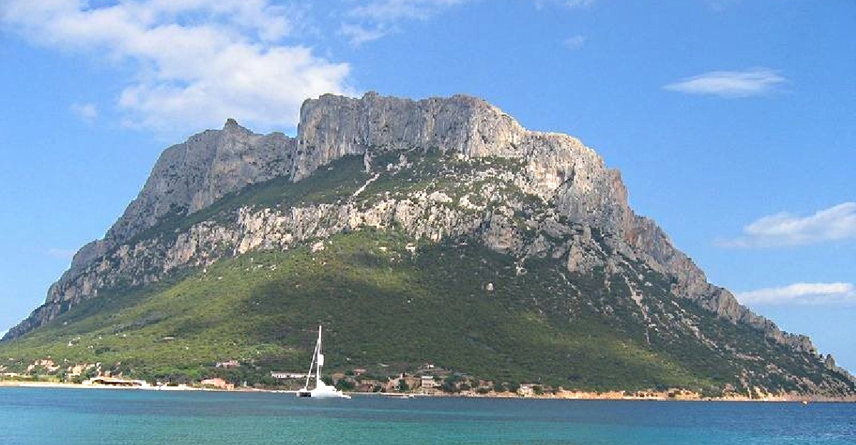 照片中的就是位在義大利「全世界最小的王國」，你如果要去的話國王會親自划船帶你去喔！