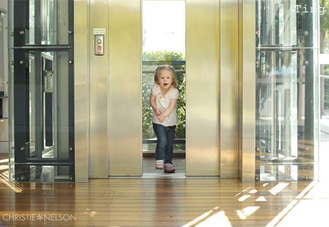 七歲的孩子因亂按電梯而被責罵，這位媽媽選擇「這樣做」，讓其他乘客看了都不忍心...