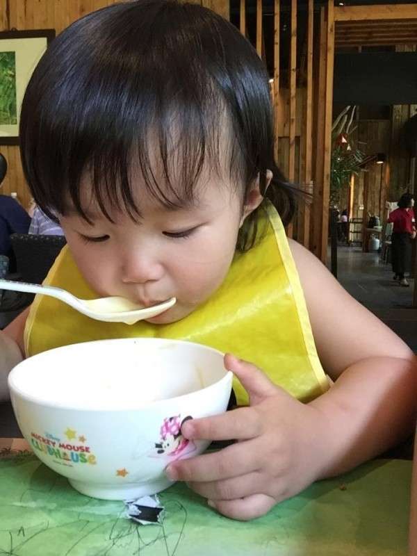 小S曾公開說自己誓不做〝餵飯媽〞，她的小孩在兩歲前都學會自己吃飯！專家:寶寶兩歲不能自己吃飯全都是家長的錯？！