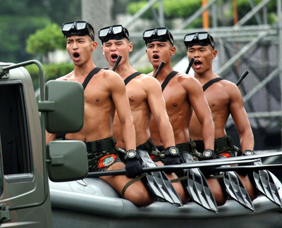 她看不下去台灣軍人老是被拿來跟韓劇比較，霸氣貼出3張「正港台灣特種部隊」照片讓網友肌聲尖叫！