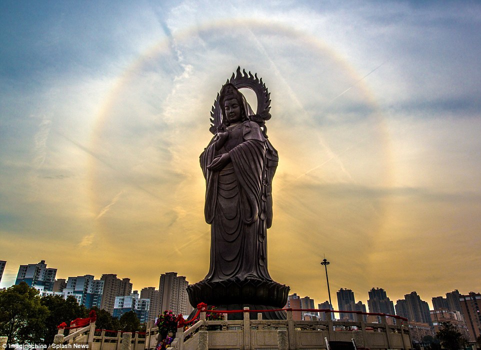 在中國武漢很多信徒拍到了「佛祖顯靈超自然現象」(真的不是PS)，不可能這麼巧合吧？！
