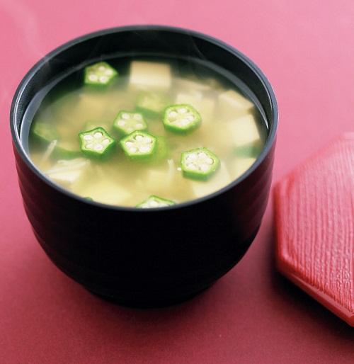 除了涼拌，秋葵煮湯也很美味。