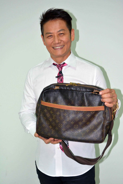 主持天王「徐乃麟」30年来每天都背「同一款破包包」上工,知道「包包