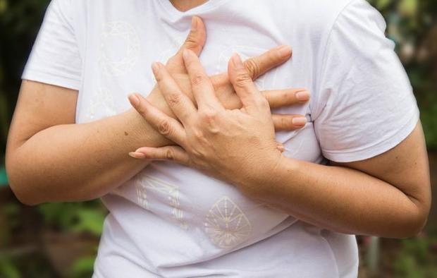 胸口一阵一阵隐隐作痛是心脏病吗？