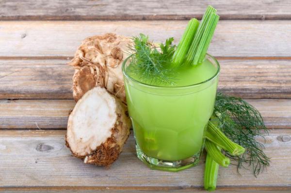 Cucumber juice, celery and pineapple to detox your body