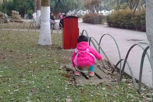 中国父母要女儿「随地大小便」被拍照存证,竟恼羞成