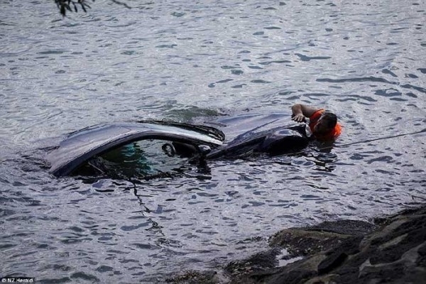 汽車開進了水裡，因為水壓的關係車門根本是打不開的，因此而淹死的人佔了30%以上，正確的逃生方法是這樣... 請轉發功德無