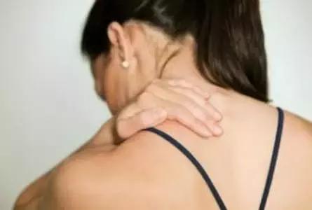 肩膀久痛一查竟是癌，這些症狀你有嗎？上班、低頭族們需注意了！
