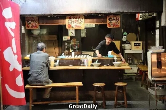 如何讓路過的客人都會進你的店用餐？日本人卻是這樣輕鬆辦到的！