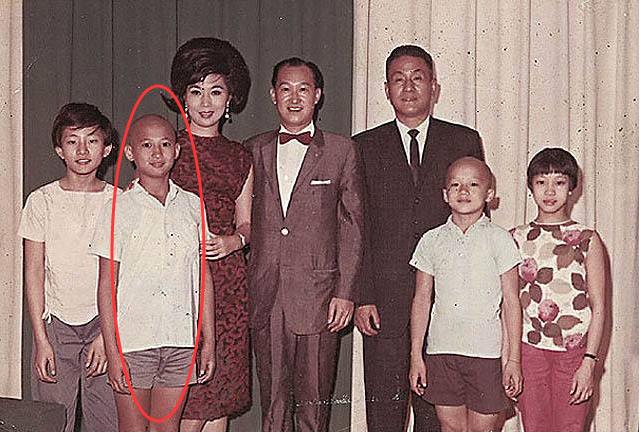 65歲洪金寶全家照，棄韓國老婆娶了女徒弟，如今可把她害苦了！