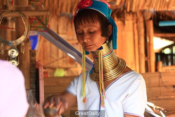 實拍泰國長頸族女人：銅環一生只能摘下三次，取下後情景讓人落淚