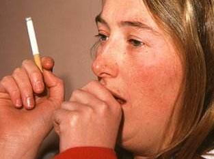 長期吸菸咳嗽痰多、咽喉不適，三種常見花草泡水喝就管用！