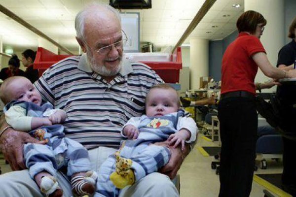 他從18歲開始捐血，長達60 年，成功讓200 萬名嬰兒活了下來！ 原來是因爲他的血裏有這個東西...