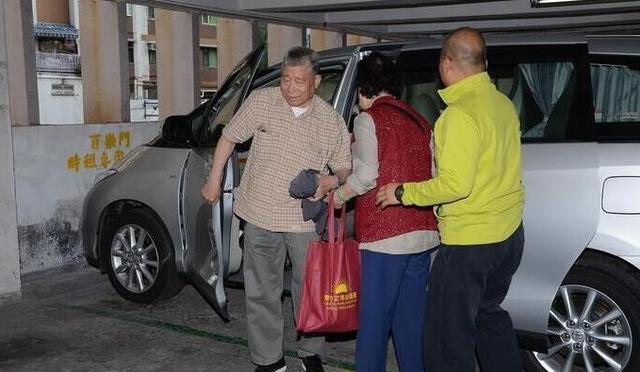 55歲劉德華全家近照：身家百億父母卻還穿15塊錢布鞋提環保袋！