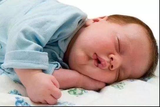 寶寶聰不聰明？ 看看睡姿就知道了！ 這5種睡姿讓寶寶越睡越笨！