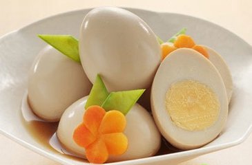 雞蛋內的蛋黃含有大量膽固醇，中老年人可不能亂吃！