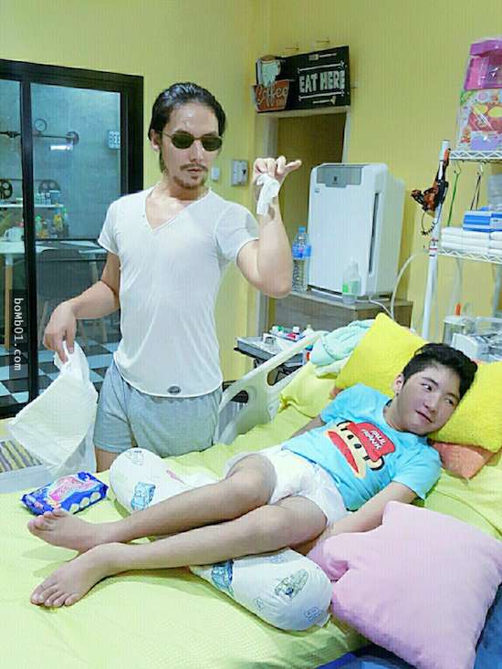 泰國帥爸為了喚醒兒子「扮醜，搞怪，扮女裝」，當癱瘓的兒子終於露出笑容時…大家都淚崩了！